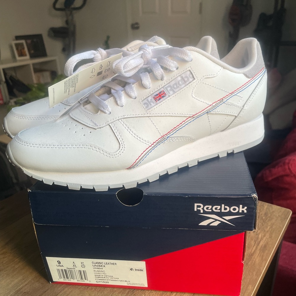 Reebok Classic Leather Men’s 9 GY1520 NWT new in box